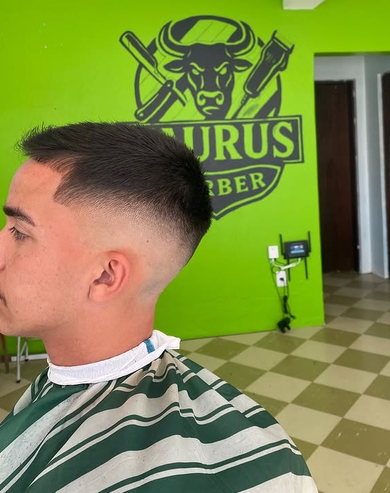 Corte masculino com degradê na TAURUS BARBER 2